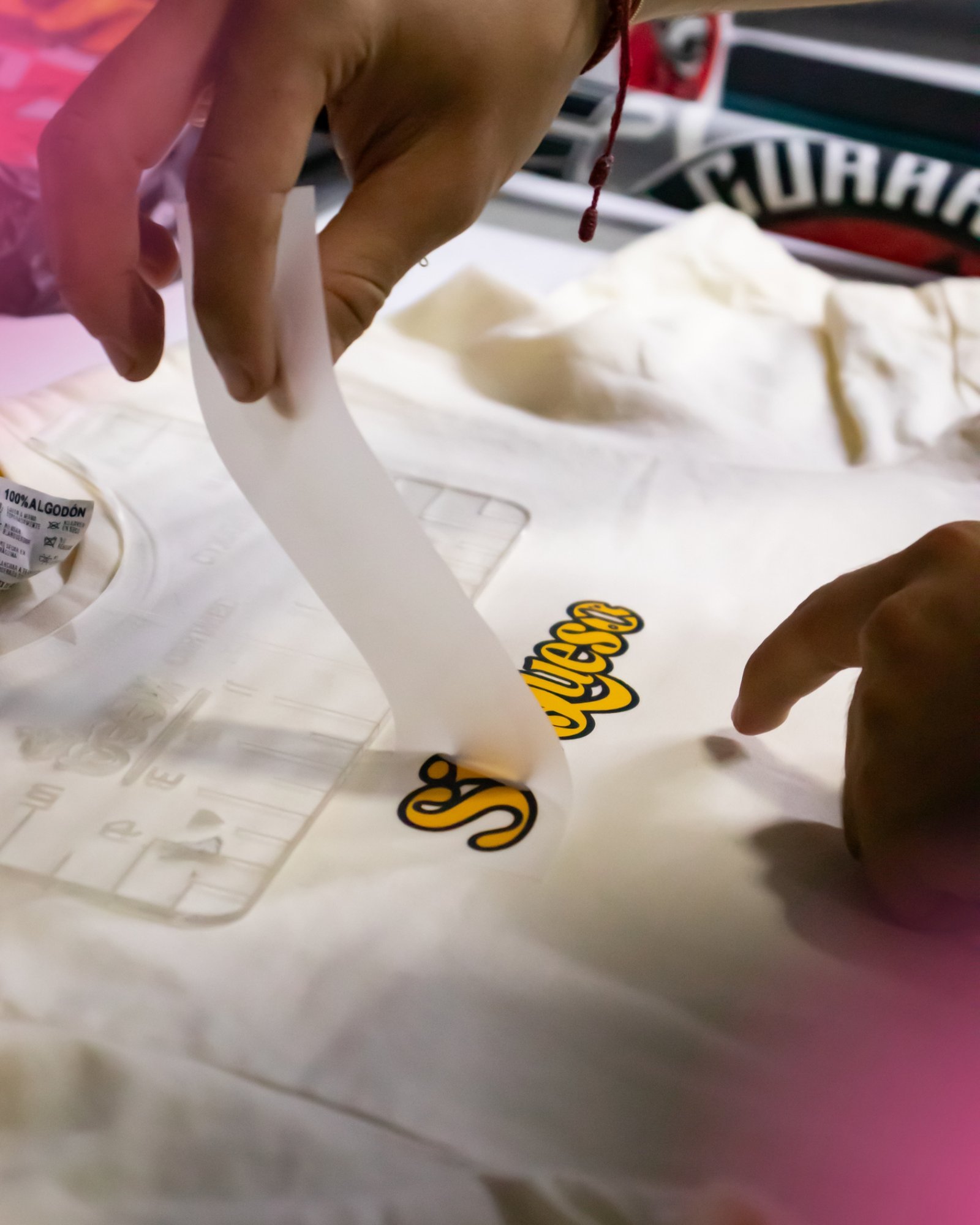 Aplicación de vinilo textil sobre camiseta en NEEO DTF